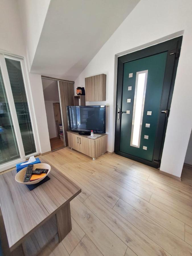 Apartmani Latin เยเซรา ภายนอก รูปภาพ