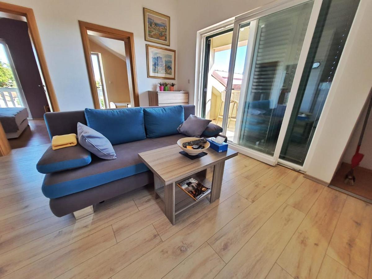 Apartmani Latin เยเซรา ภายนอก รูปภาพ